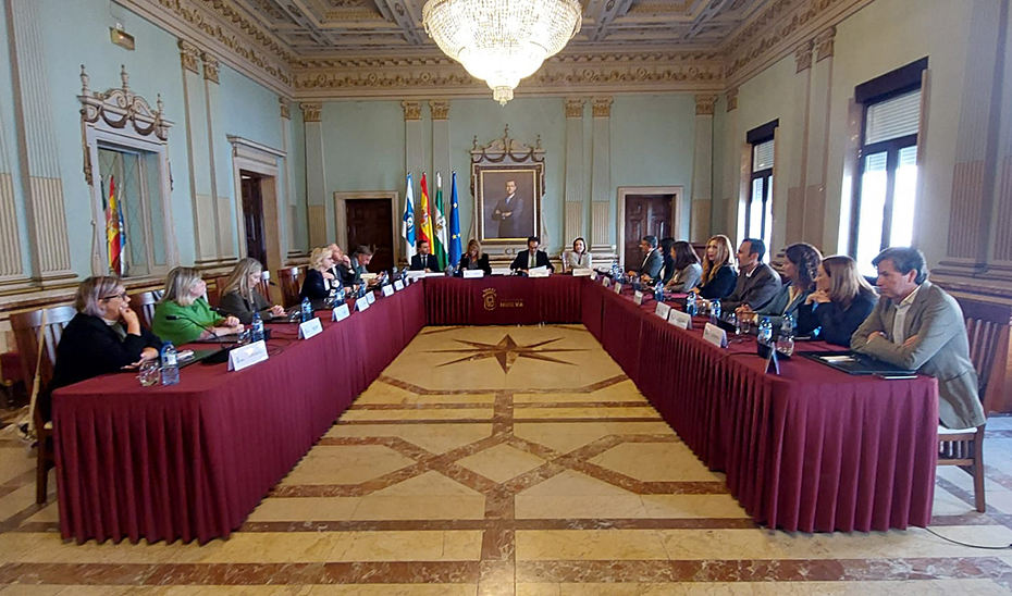 El consejero de Justicia, en la reunión con la alcaldesa de Huelva.